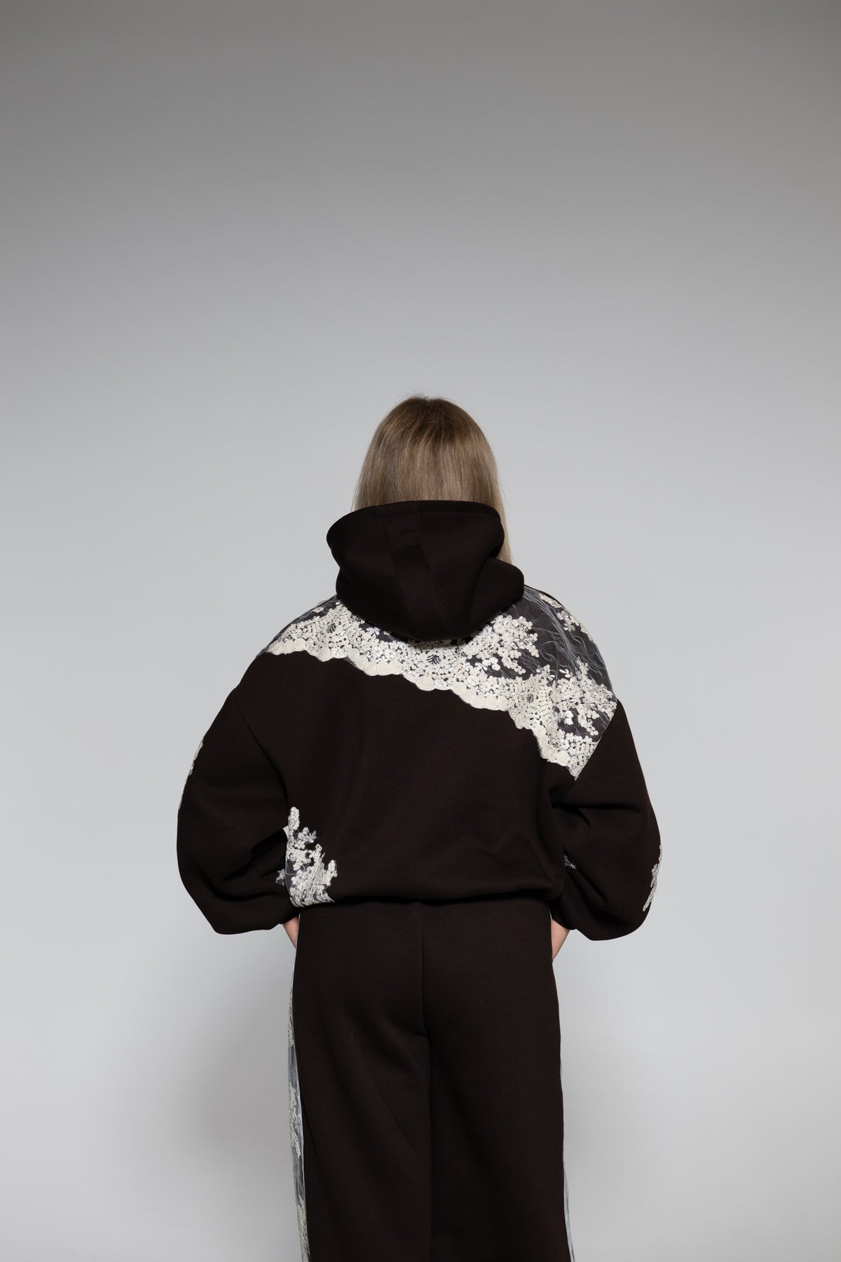 Dark brown tracksuit with lace from the back